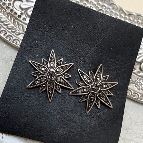 STAR FLOWER SHAPED SILVER & GUNMETAL TONE EARRINGS WITH MARCASITE STONES NIB - Picture 4 of 8